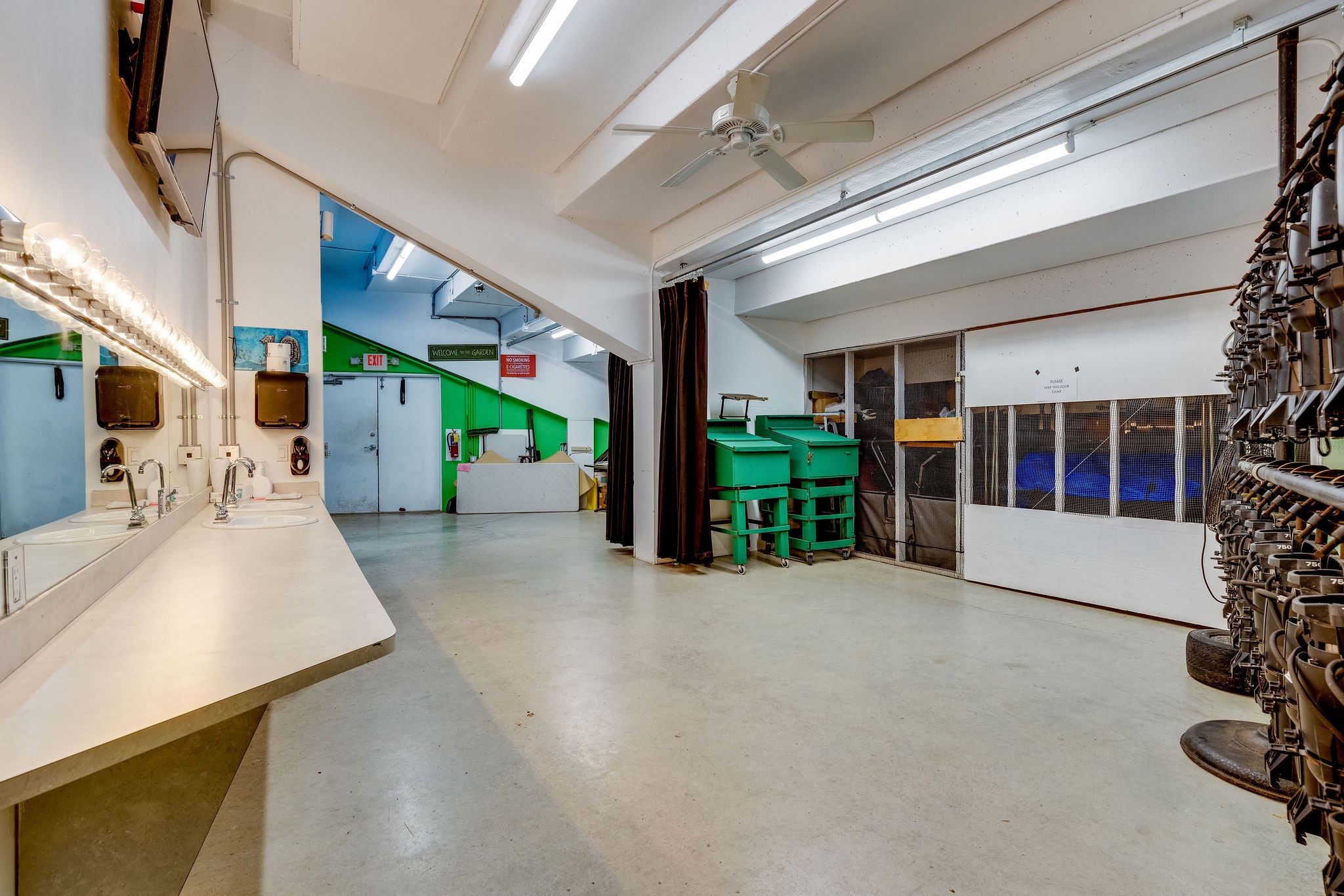 PGardens_Exterior-402_dressing rm.jpg